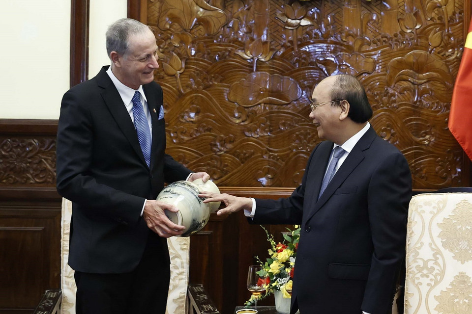 Chủ tịch nước Nguyễn Xuân Phúc tặng quà lưu niệm cho Đại sứ Israel Yaron Mayer. (Ảnh: Thống Nhất/TTXVN)