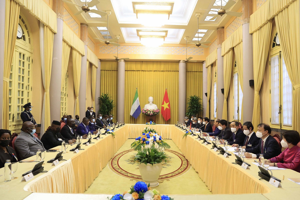 Chủ tịch nước Nguyễn Xuân Phúc hội đàm với Tổng thống nước Cộng hòa Sierra Leone Julius Maada Bio. (Ảnh: Thống Nhất/TTXVN) 