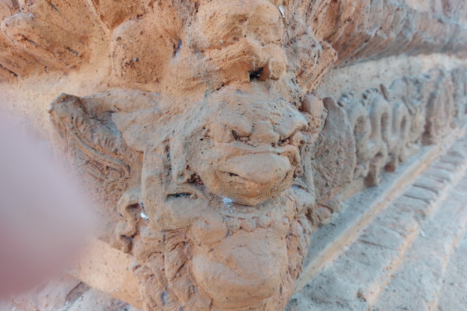 Hình chim thần trên phế tích đất nung được tìm thấy ở chùa Hang Úc, hiện được lưu giữ tại Bảo tàng tỉnh Yên Bái.(Ảnh: Đức Tưởng/TTXVN)