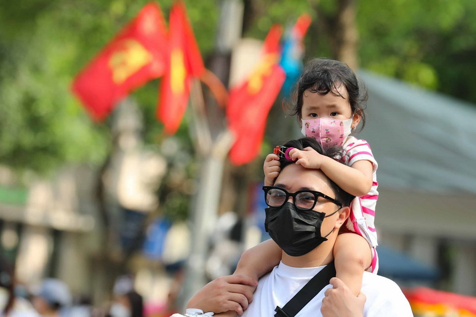 Em nhỏ được đi chơi phố đi bộ. (Ảnh: Thanh Tùng/TTXVN) 