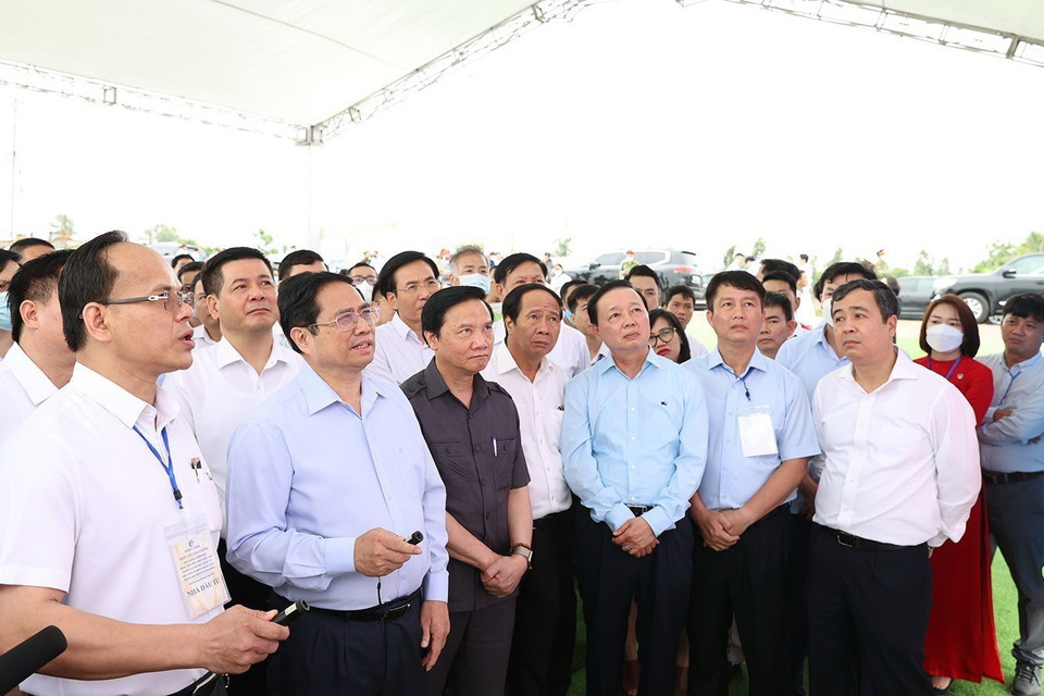 Sáng 8/5, Thủ tướng Phạm Minh Chính khảo sát hoạt động của Khu Kinh tế Thái Bình. (Ảnh: Dương Giang/TTXVN)