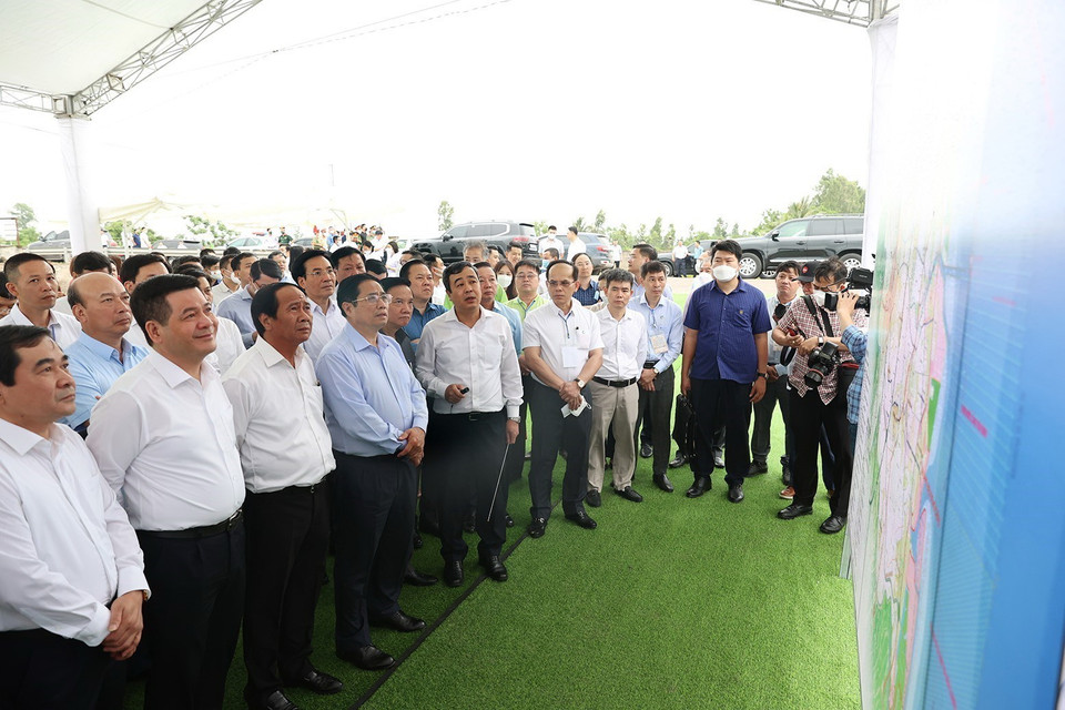 Thủ tướng Phạm Minh Chính và đoàn công tác đến khảo sát hoạt động của Khu Kinh tế Thái Bình. (Ảnh: Dương Giang/TTXVN)