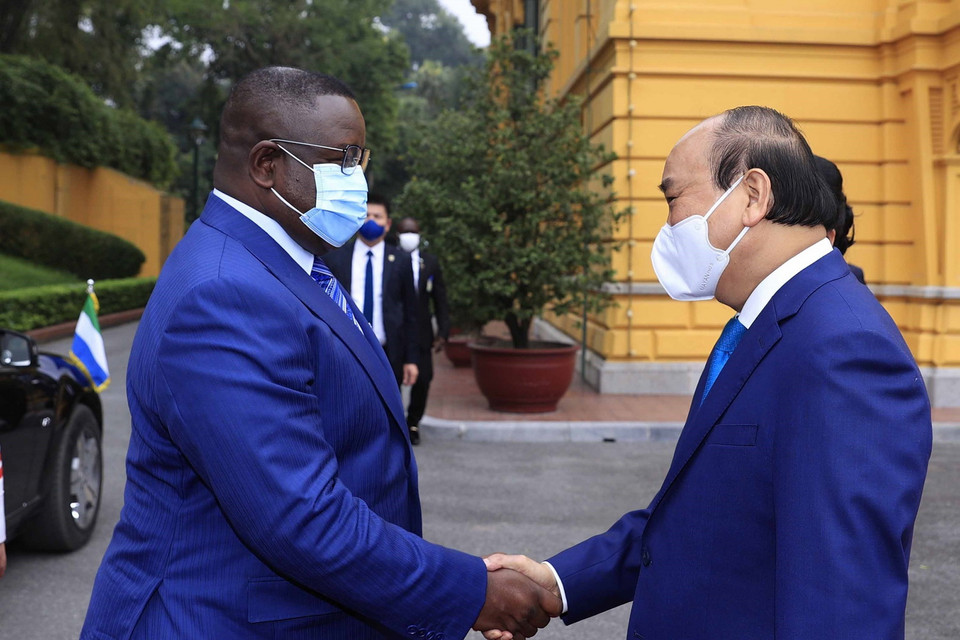 Chủ tịch nước nước Nguyễn Xuân Phúc đón Tổng thống Cộng hòa Sierra Leone Julius Maada Bio. (Ảnh: Thống Nhất/TTXVN) 