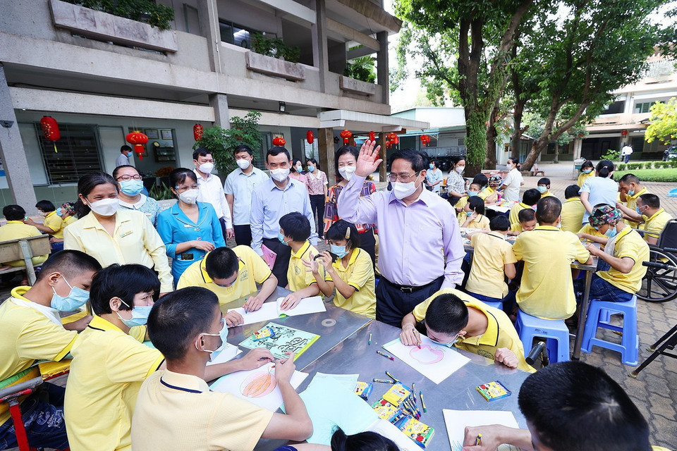 Sáng 24/1, Thủ tướng Phạm Minh Chính với trẻ em đang được chăm sóc tại Trung tâm bảo trợ trẻ tàn tật mồ côi Thị Nghè. (Ảnh: Dương Giang/TTXVN)