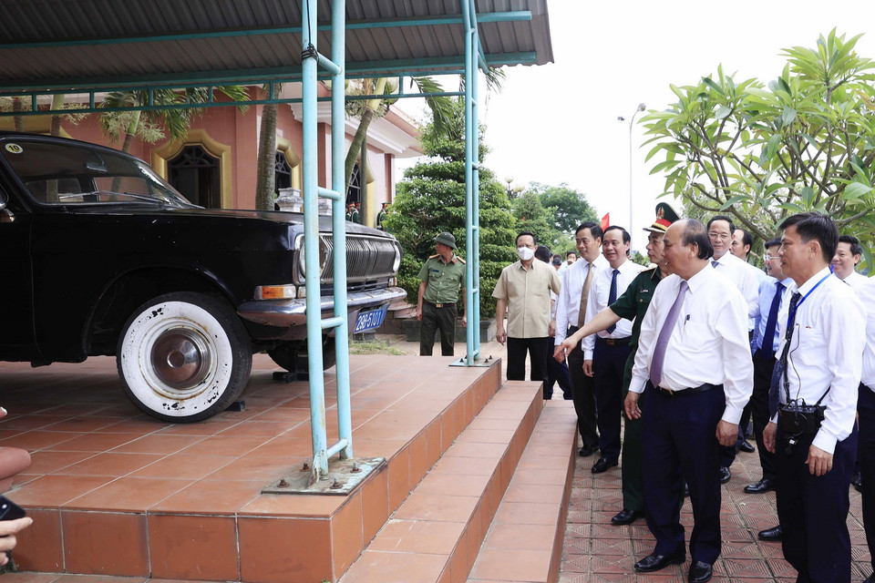 Chủ tịch nước Nguyễn Xuân Phúc tham quan Khu lưu niệm Tổng Bí thư Lê Duẩn ở thôn Hậu Kiên, xã Triệu Thành, huyện Triệu Phong. (Ảnh: Thống Nhất/TTXVN)