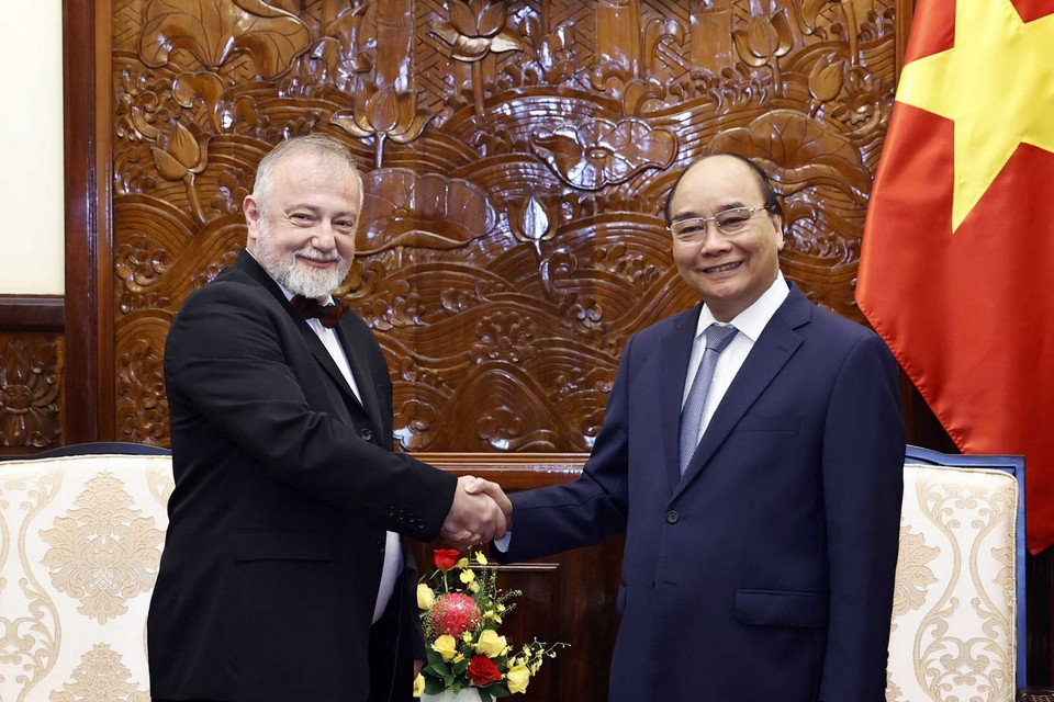 Chủ tịch nước Nguyễn Xuân Phúc và Đại sứ Cộng hòa Séc Hynek Kmonícek. (Ảnh: Thống Nhất/TTXVN)