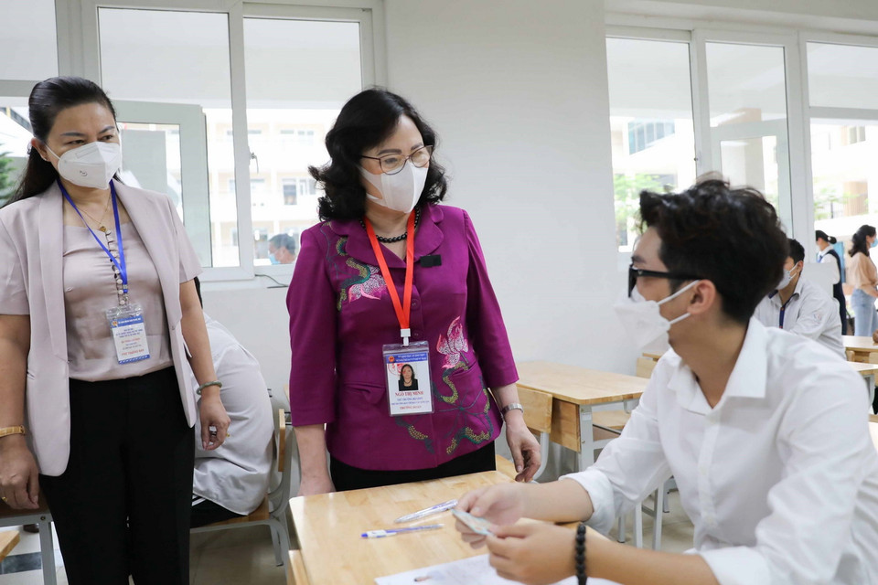 Thứ trưởng Bộ Giáo dục và Đào tạo Ngô Thị Minh động viên thí sinh dự thi tại điểm thi trường THPT Mỹ Đình, quận Nam Từ Liêm, Hà Nội. (Ảnh: Thanh Tùng/TTXVN)