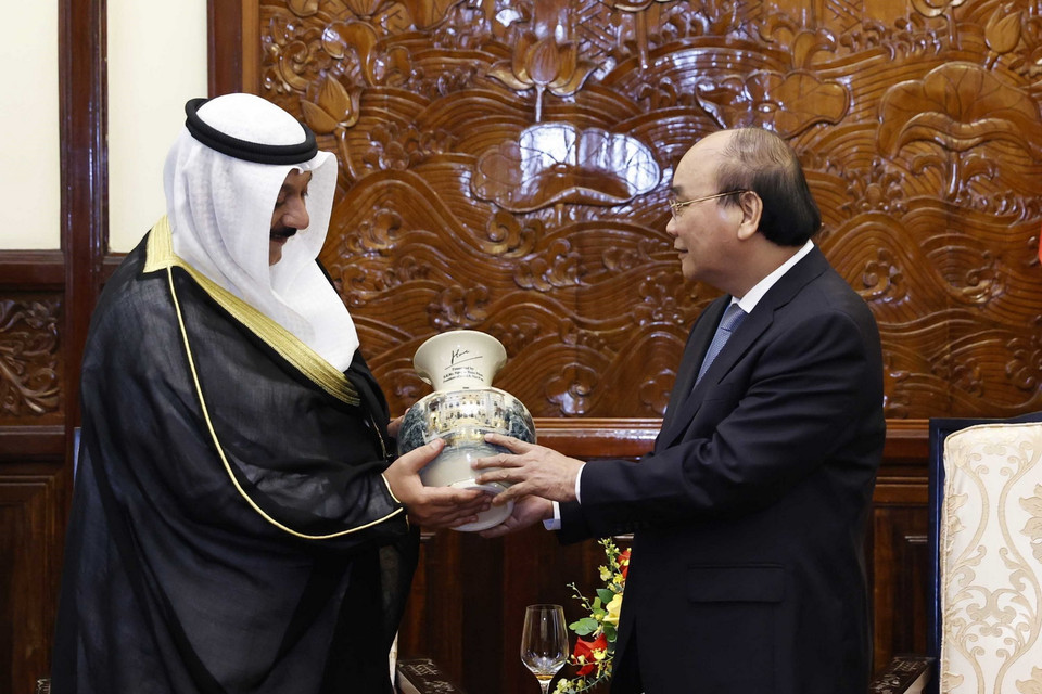 Chủ tịch nước Nguyễn Xuân Phúc tặng quà lưu niệm cho Đại sứ Kuwait Yousef Ashour Al-Sabbagh. (Ảnh: Thống Nhất/TTXVN)