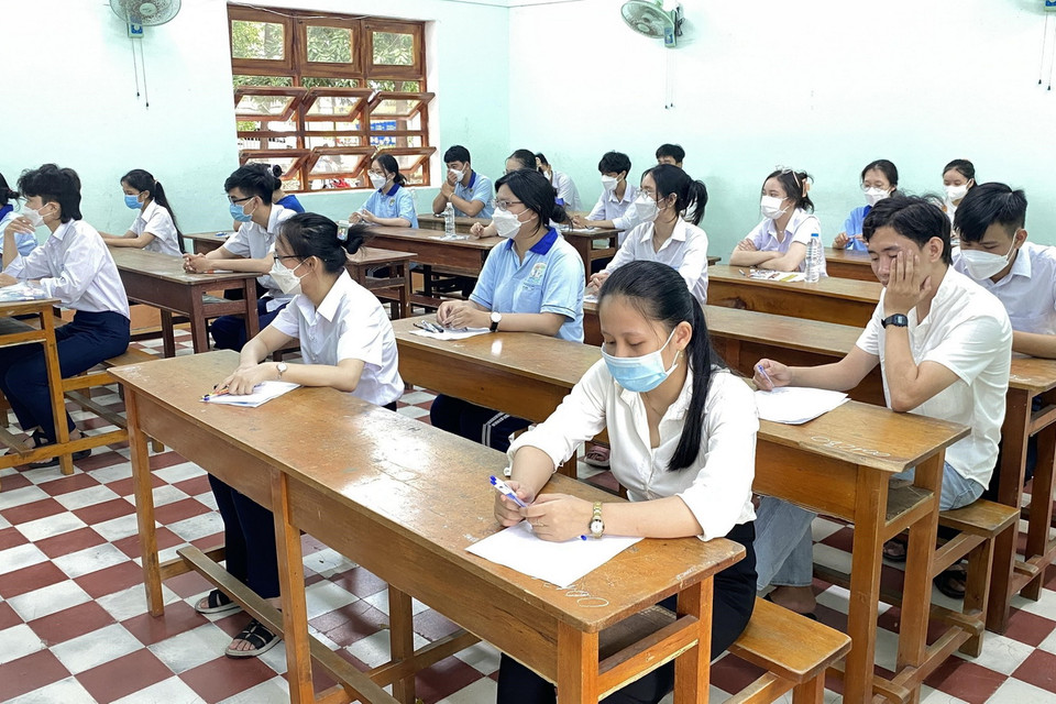  Các thí sinh tại điểm thi trường Quốc học Quy Nhơn, tỉnh Bình Định chuẩn bị làm bài thi môn Ngữ văn. (Ảnh: Tường Quân/TTXVN)