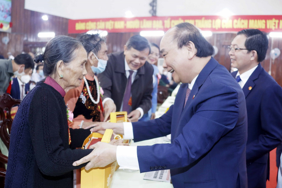 Các đại biểu tham dự buổi lễ vui mừng được gặp Chủ tịch nước Nguyễn Xuân Phúc. (Ảnh: Thống Nhất/TTXVN)