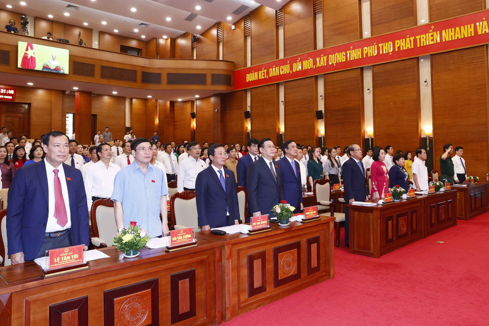 Chủ tịch Quốc hội Vương Đình Huệ và đại biểu thực hiện nghi thức chào cờ. (Ảnh: Doãn Tấn/TTXVN)