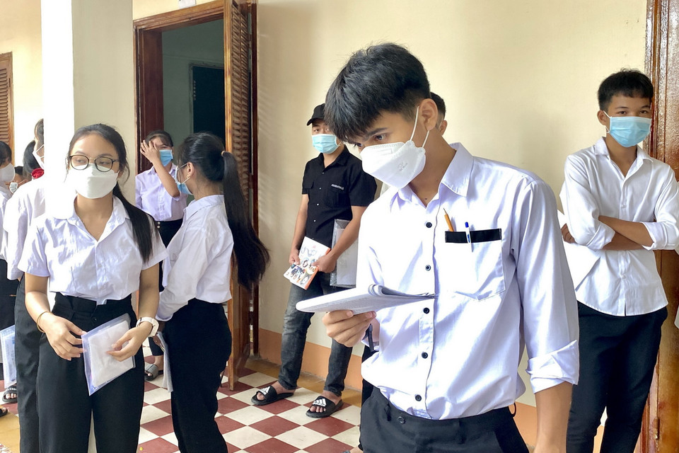  Các thí sinh ở Bình Định tranh thủ ôn lại kiến thức trước khi bước vào thi môn Ngữ văn. (Ảnh: Tường Quân/TTXVN)