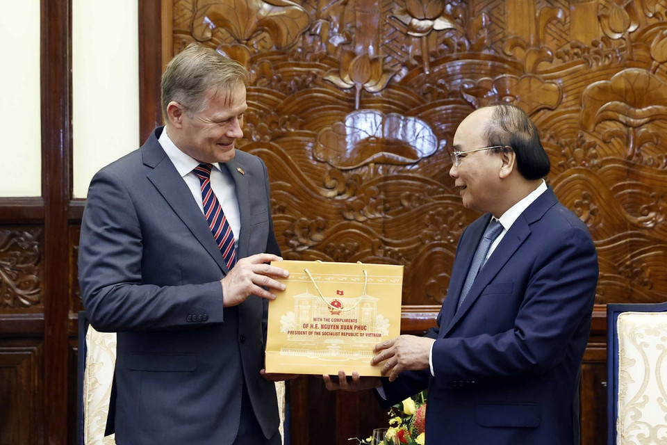 Chủ tịch nước Nguyễn Xuân Phúc tặng quà lưu niệm Đại sứ Vương quốc Đan Mạch Nicolai Prytz. (Ảnh: Thống Nhất/TTXVN)