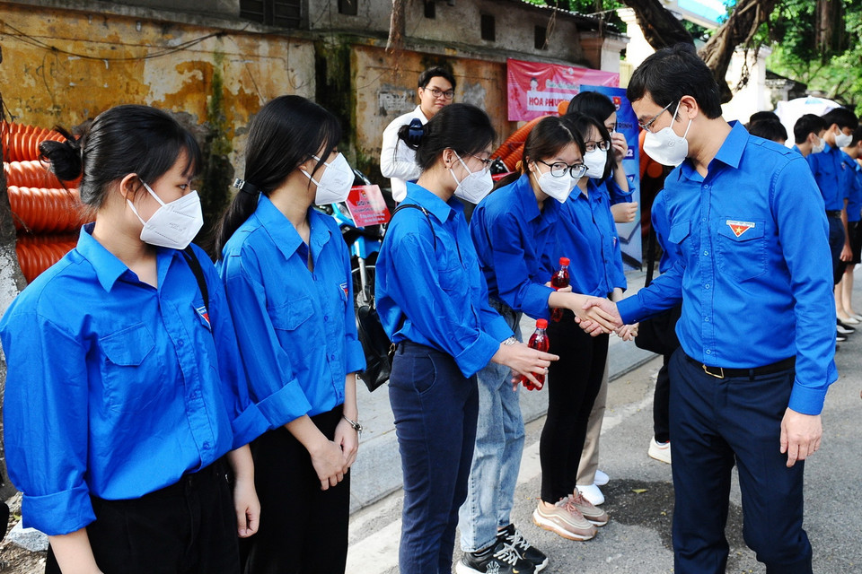  Bí thư Thường trực Trung ương Đoàn Bùi Quang Huy thăm hỏi và tặng quà cho tình nguyện viên tại điểm thi trường THPT Phạm Hồng Thái, phường Cống Vị, quận Ba Đình, thành phố Hà Nội. (Ảnh: Minh Đức/TTXVN)