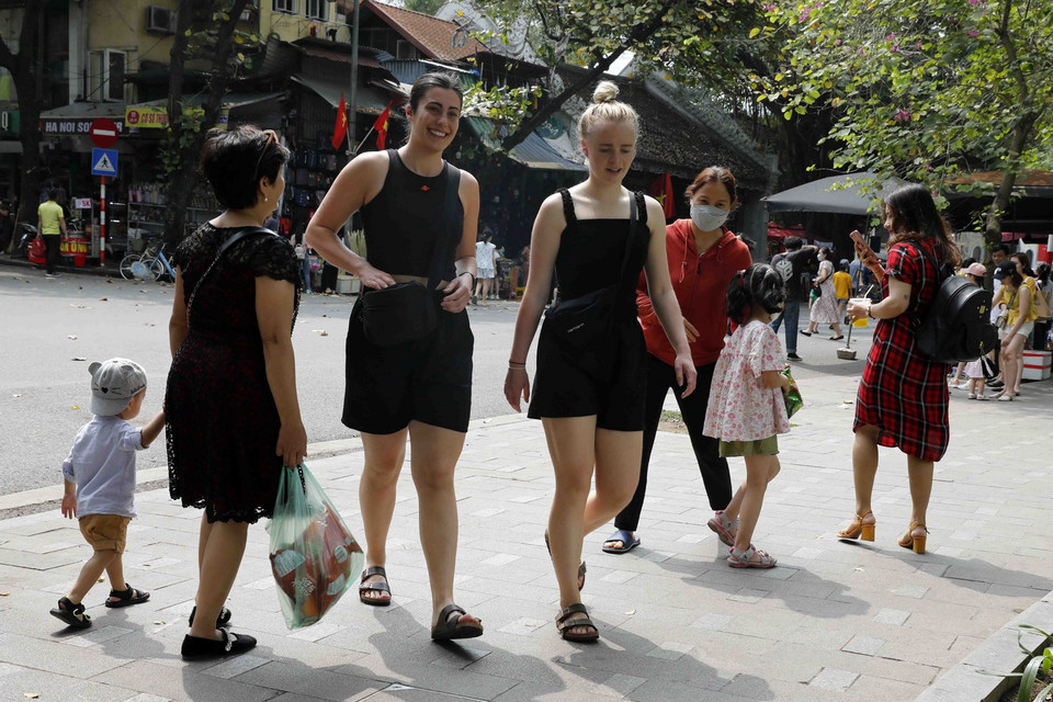 Nhiều du khách nước ngoài tham gia trên tuyến phố đi bộ Hồ Gươm. (Ảnh: Trần Việt/TTXVN)