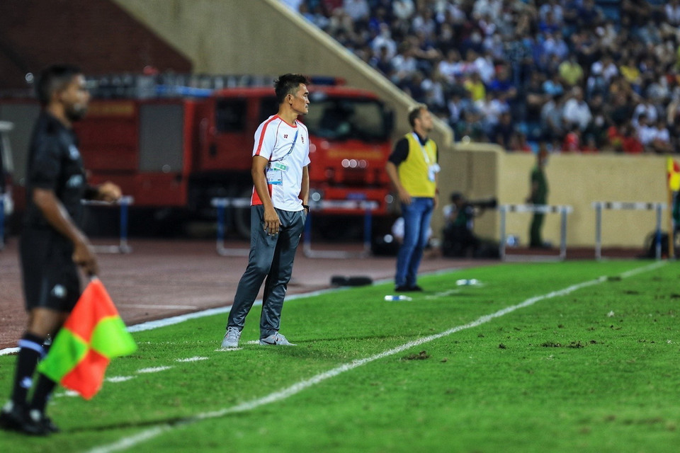 Huấn luyện viên trưởng của cả hai đội đều ra sát đường biên để chỉ đạo các học trò. (Ảnh: Tuấn Anh/TTXVN)