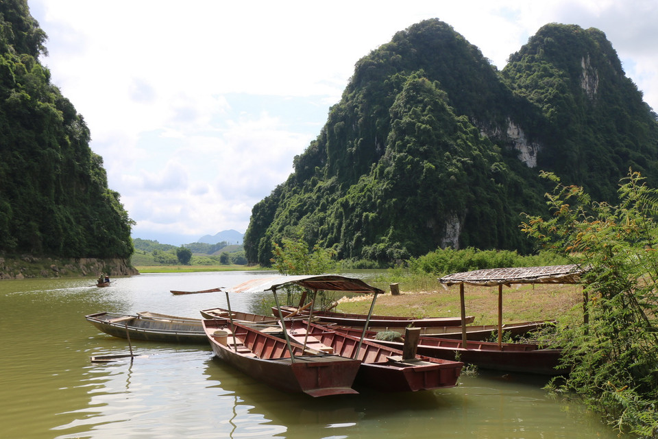 Chùa Hang Úc nằm trong hang ở lưng chừng núi Thâm Then, vùng bán ngập hồ Thác Bà, thuộc địa phận xã xã Tân Lập, huyện Lục Yên, tỉnh Yên Bái. (Ảnh: Đức Tưởng/TTXVN)