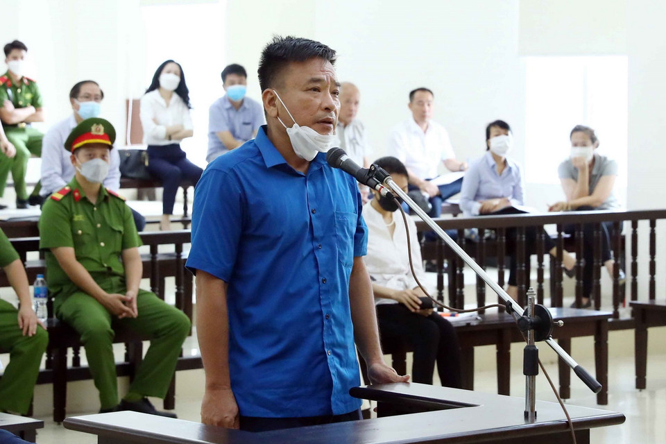 Bị cáo Võ Tiến Hùng (cựu Tổng Giám đốc Công ty Trách nhiệm hữu hạn Một thành viên Thoát nước Hà Nội) khai báo tại phiên tòa phúc thẩm. (Ảnh: Phạm Kiên/TTXVN)