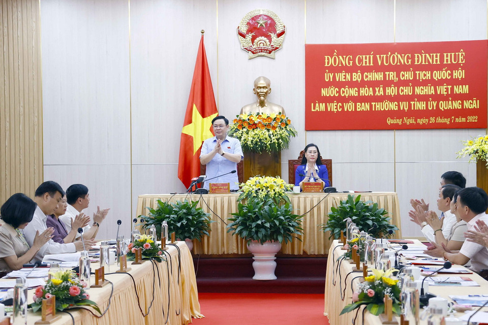 Chủ tịch Quốc hội Vương Đình Huệ làm việc với Ban Thường vụ Tỉnh ủy Quảng Ngãi. (Ảnh: Doãn Tấn/TTXVN)