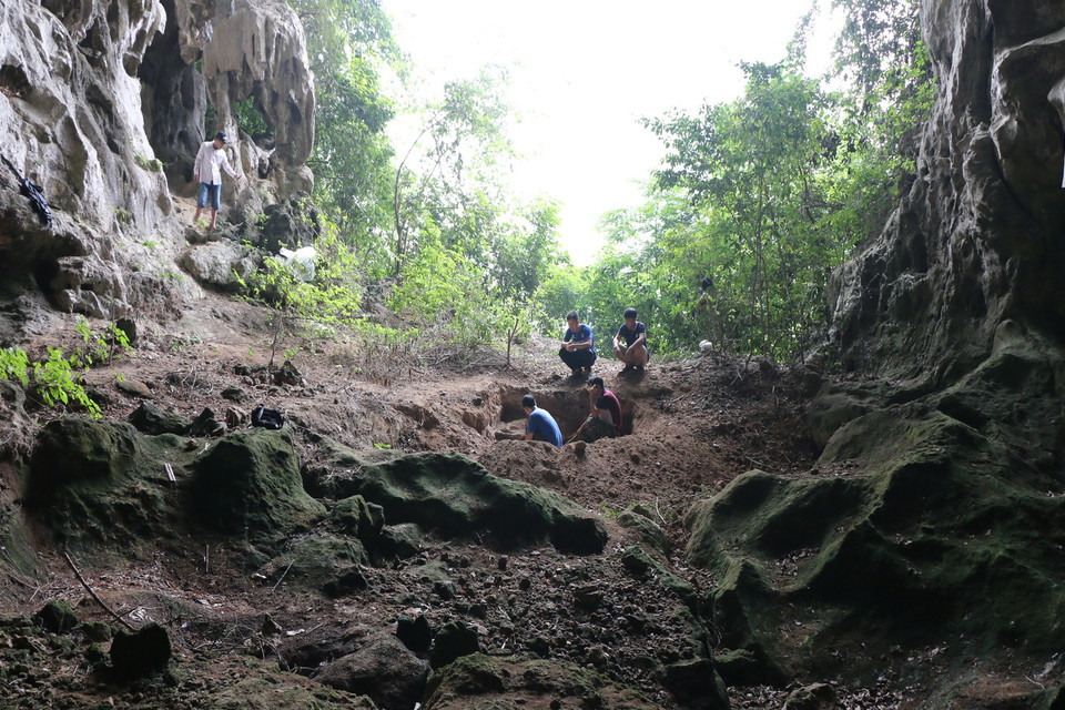 Cán bộ Bảo tàng tỉnh Yên Bái đang khai quật, tìm kiếm các di vật khảo cổ tại chùa Hang Úc, xã Tân Lập, huyện Lục Yên, tỉnh Yên Bái. (Ảnh: Đức Tưởng/TTXVN) 