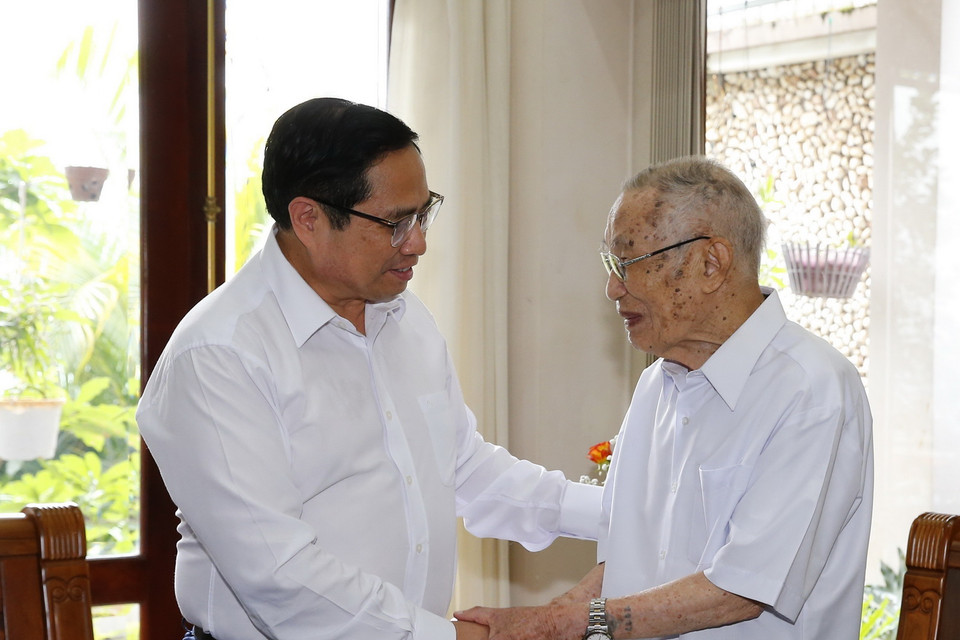 Thủ tướng Phạm Minh Chính thăm, tặng quà cán bộ lão thành cách mạng Ngô Thành, nguyên Phó Bí thư Tỉnh ủy Gia Lai. (Ảnh: Văn Điệp/TTXVN)
