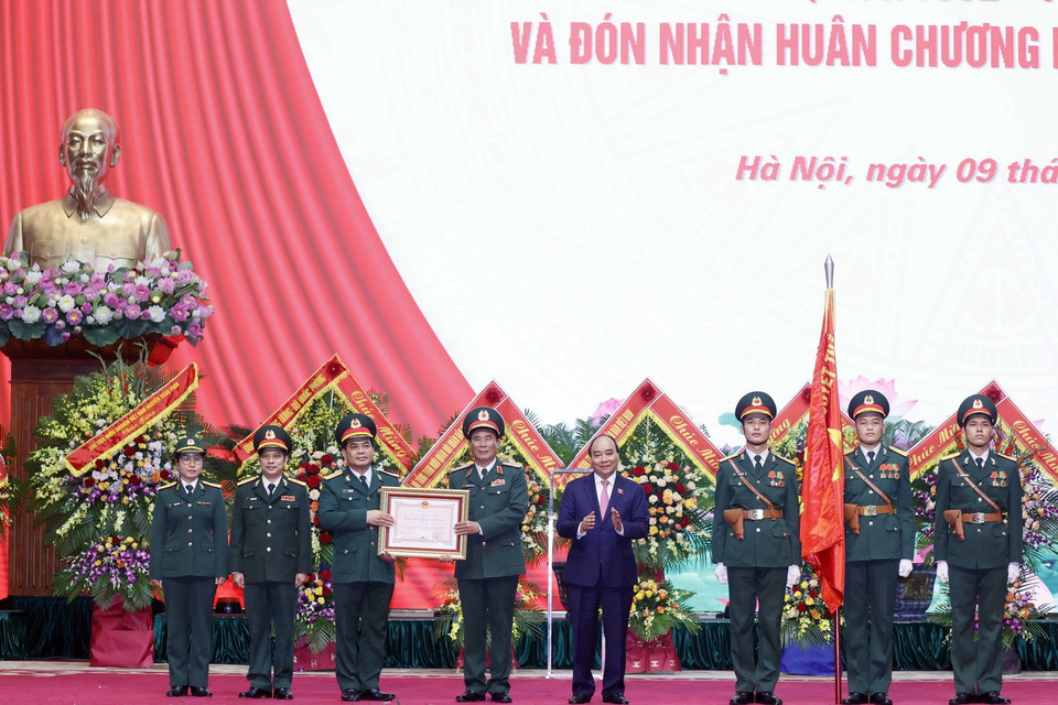 Chủ tịch nước Nguyễn Xuân Phúc trao tặng Huân chương Bảo vệ Tổ quốc hạng Ba cho Binh đoàn 11. (Ảnh: Thống Nhất/TTXVN)