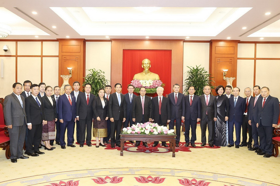 Tổng Bí thư Nguyễn Phú Trọng và đồng chí Bounthong Chitmany, Ủy viên Bộ Chính trị, Thường trực Ban Bí thư Đảng Nhân dân Cách mạng Lào, Phó Chủ tịch nước Lào cùng các đại biểu chụp ảnh chung. (Ảnh: Trí Dũng/TTXVN)