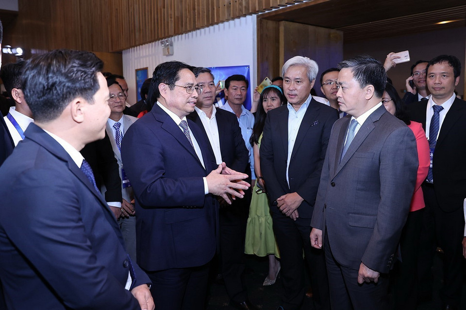 Thủ tướng Phạm Minh Chính trao đổi với các đại biểu dự Diễn đàn Kinh tế Việt Nam lần thứ tư. (Ảnh: Dương Giang/TTXVN) 