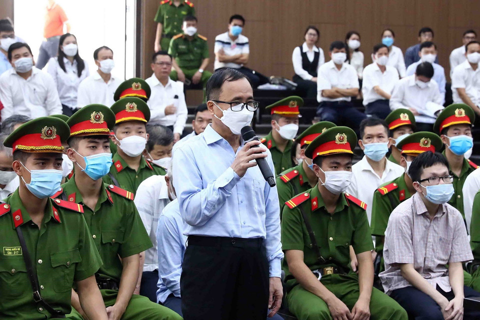 Bị cáo Trần Văn Nam, cựu Bí thư Tỉnh ủy Bình Dương, cựu Phó Chủ tịch UBND tỉnh Bình Dương, khai báo trước Tòa. (Ảnh: Phạm Kiên/TTXVN)