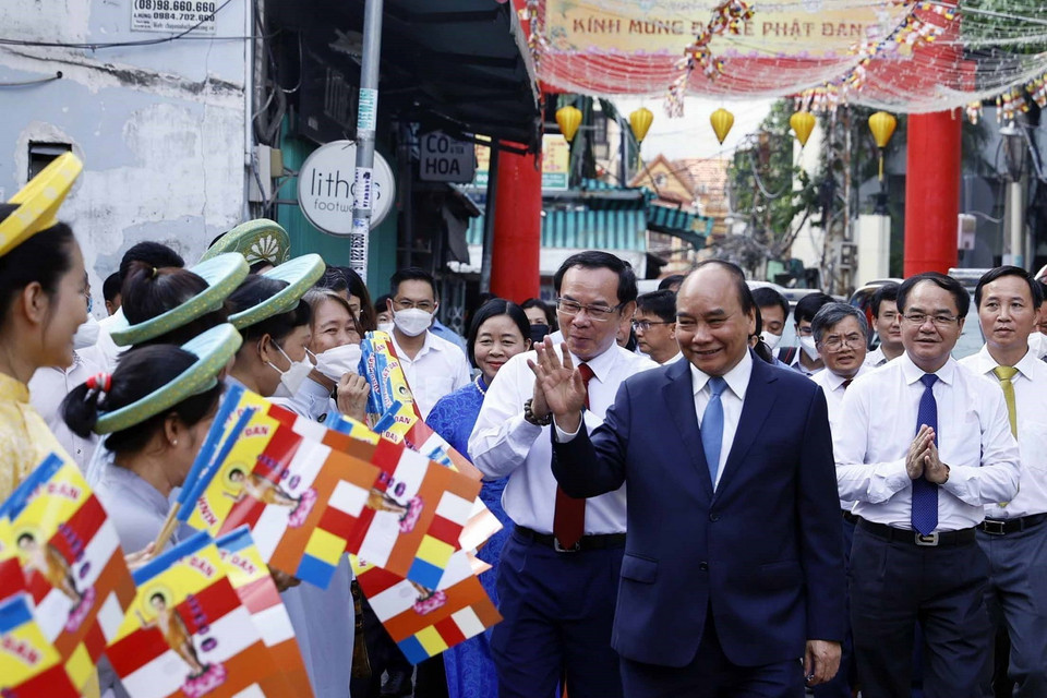 Chủ tịch nước Nguyễn Xuân Phúc thăm chùa Minh Đạo. (Ảnh: Thống Nhất/TTXVN) 