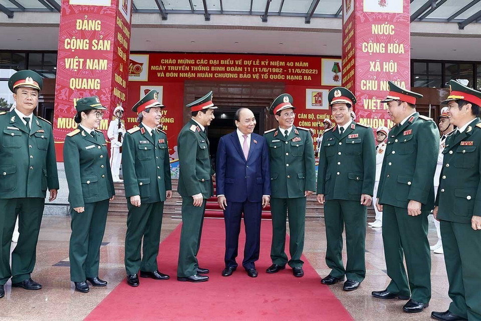 Chủ tịch nước Nguyễn Xuân Phúc với lãnh đạo Bộ Quốc phòng và các sỹ quan chỉ huy của Binh đoàn 11. (Ảnh: Thống Nhất/TTXVN)