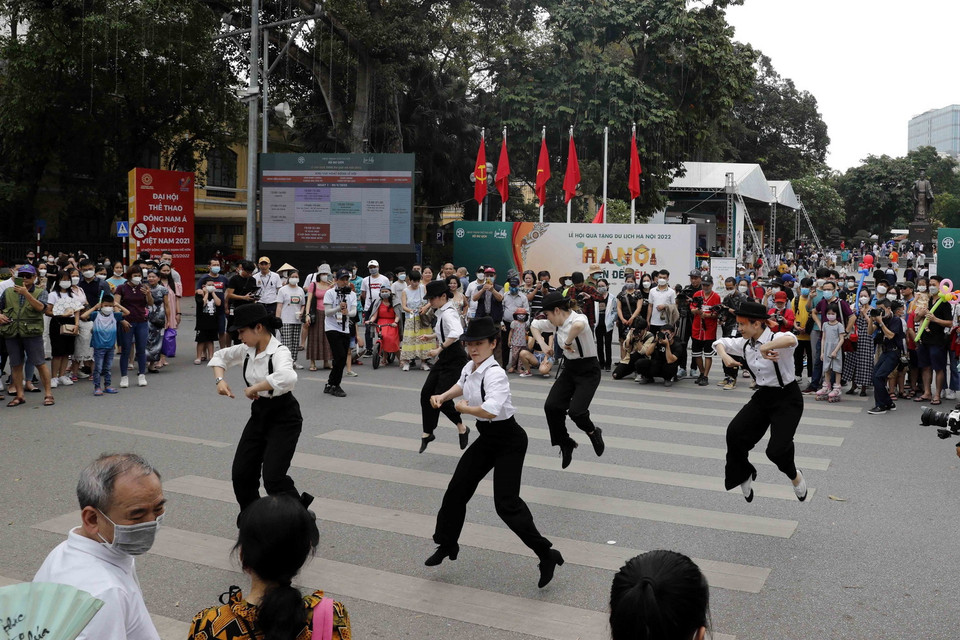 Nhóm nhảy hiphop đường phố biểu diễn phục vụ du khách. (Ảnh: Trần Việt/TTXVN)