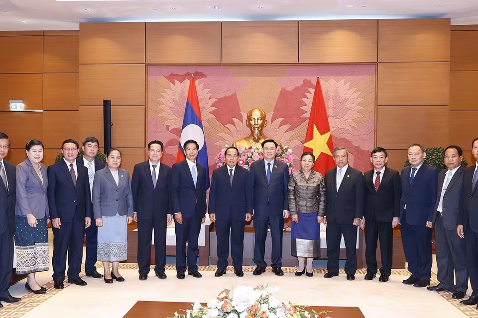 Chủ tịch Quốc hội Vương Đình Huệ và Thường trực Ban Bí thư Lào Bounthong Chitmany chụp ảnh cùng các đại biểu. (Ảnh: Doãn Tấn/TTXVN)