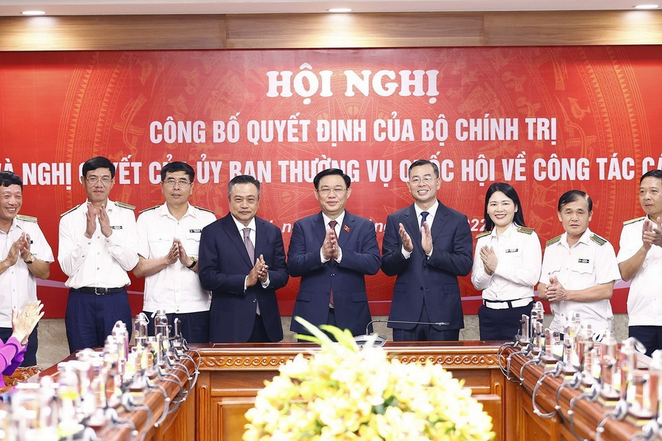 Chủ tịch Quốc hội Vương Đình Huệ với Ban lãnh đạo Tổng Kiểm toán Nhà nước. (Ảnh: Doãn Tấn/TTXVN)