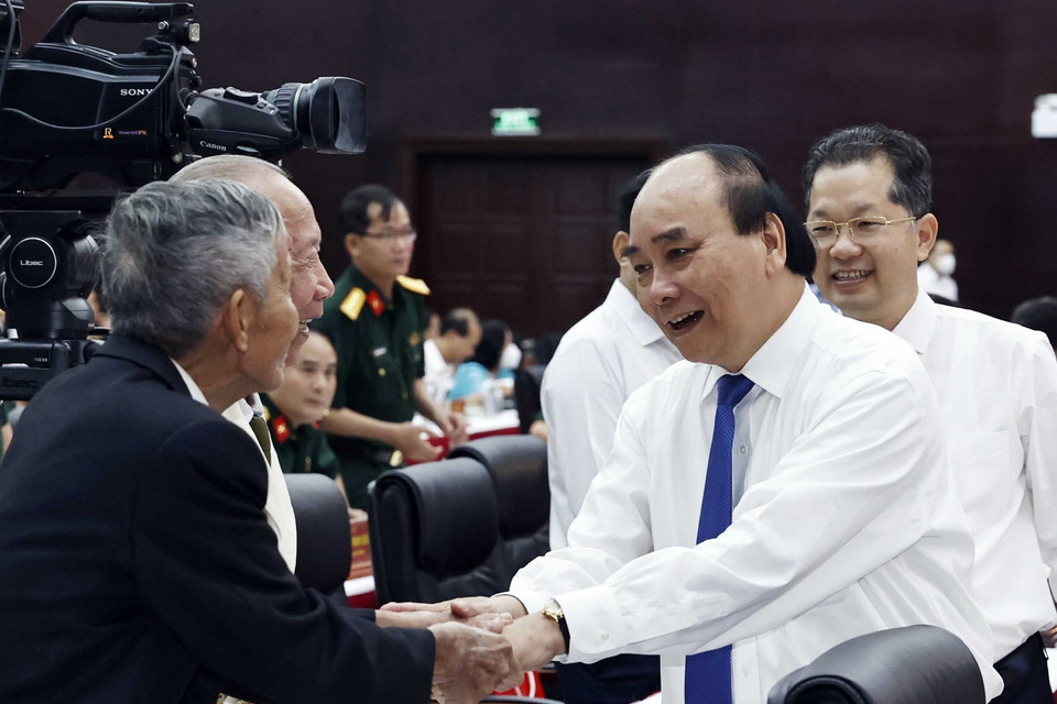 Chủ tịch nước cùng các đại biểu tham dự Hội thảo. (Ảnh: Thống Nhất/TTXVN)