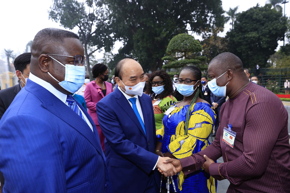 Chủ tịch nước Nguyễn Xuân Phúc gặp gỡ các thành viên Đoàn đại biểu cấp cao Cộng hòa Sierra Leone tham dự Lễ đón. (Ảnh: Thống Nhất/TTXVN) 