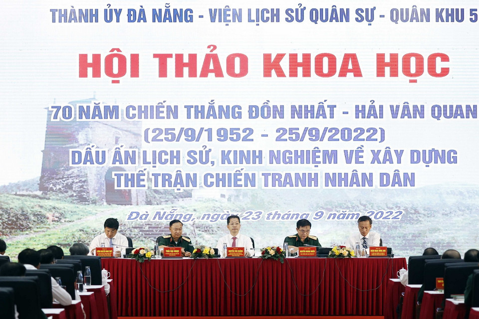 Các vị chủ trì hội thảo. (Ảnh: Thống Nhất/TTXVN)