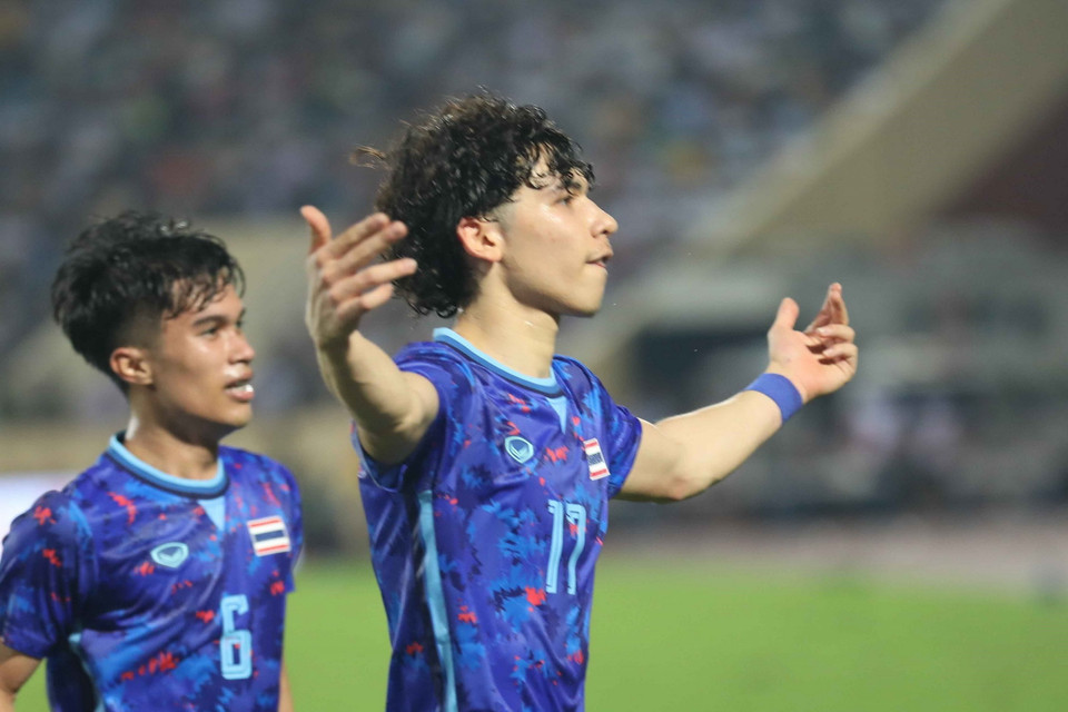 Tiền vệ Benjamin James Davis (17) mở tỷ số cho U23 Thái Lan ở phút 45+1 từ chấm đá phạt trực tiếp 11m. (Ảnh: Thanh Tùng/TTXVN)