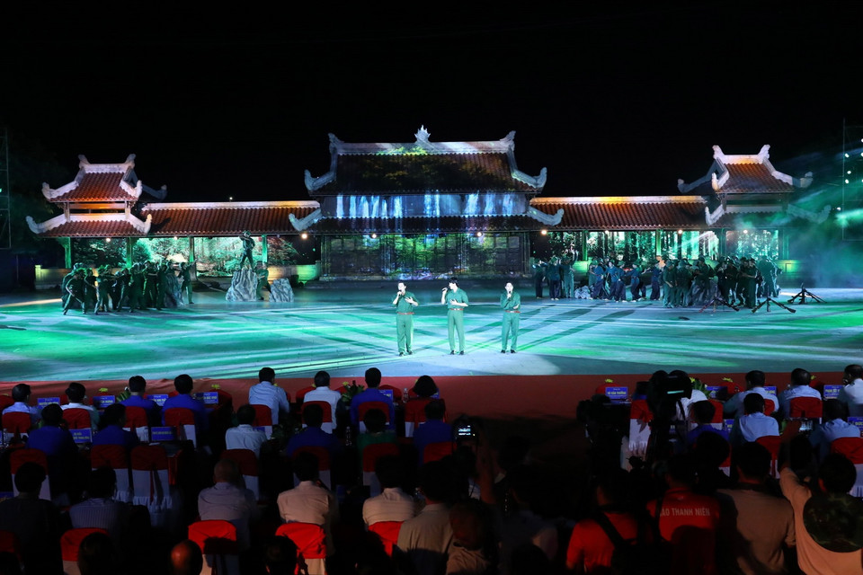 Tối 24/7, tại Thành cổ Quảng Trị diễn ra chương trình nghệ thuật “Khát vọng hòa bình” tri ân các anh hùng, liệt sỹ. (Ảnh: Hoàng Hiếu/TTXVN)