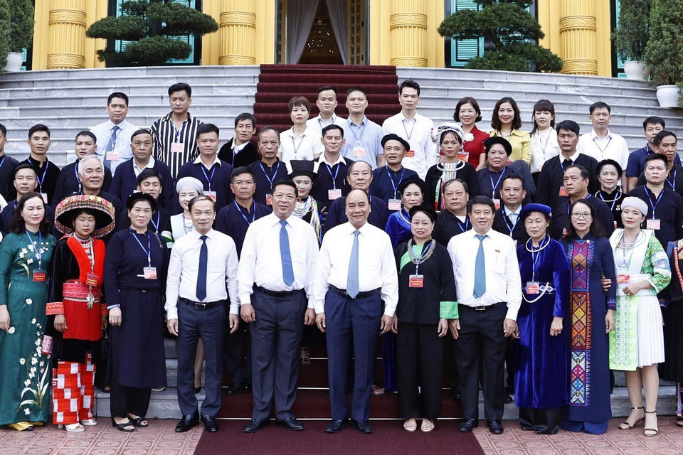 Chủ tịch nước Nguyễn Xuân Phúc chụp ảnh chung với Đoàn đại biểu dân tộc thiểu số tiêu biểu tỉnh Cao Bằng. (Ảnh: Thống Nhất/TTXVN)