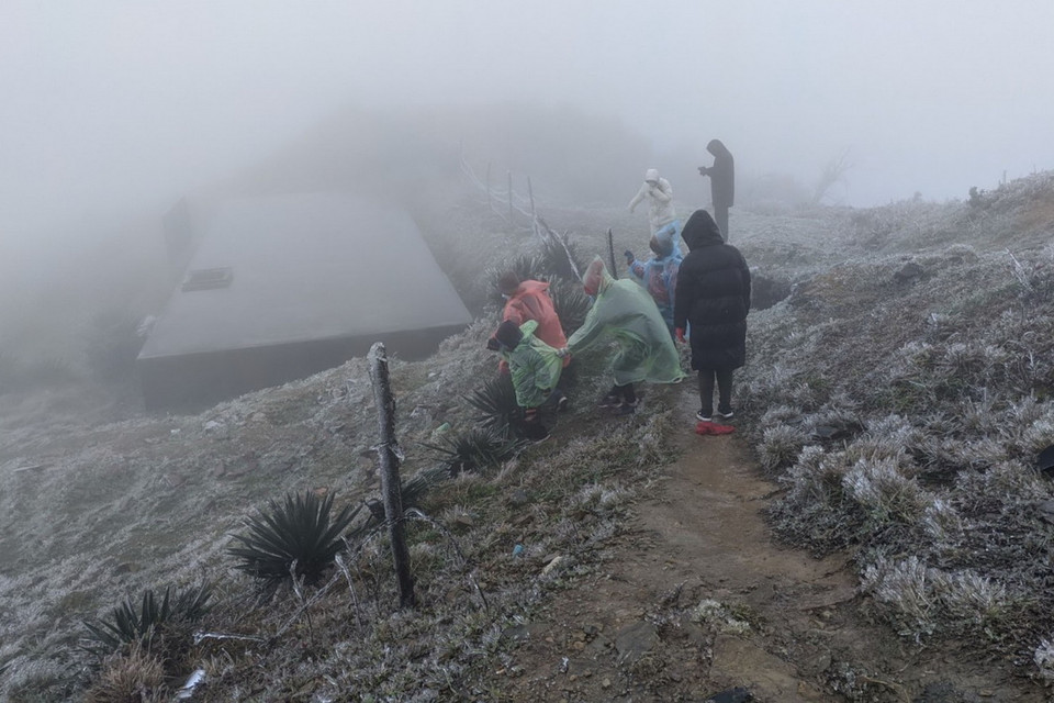  Khu du lịch Mẫu Sơn đã xuất hiện băng giá thu hút nhiều du khách. (Ảnh: Anh Tuấn/TTXVN)