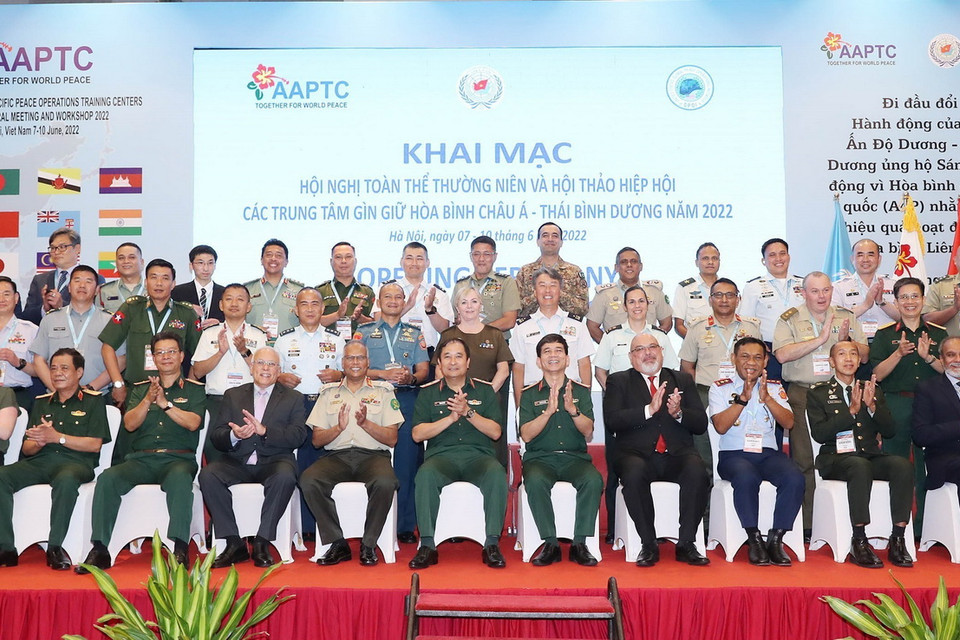 Các đại biểu chụp ảnh lưu niệm tại hội thảo. Ảnh: Trọng Đức - TTXVN