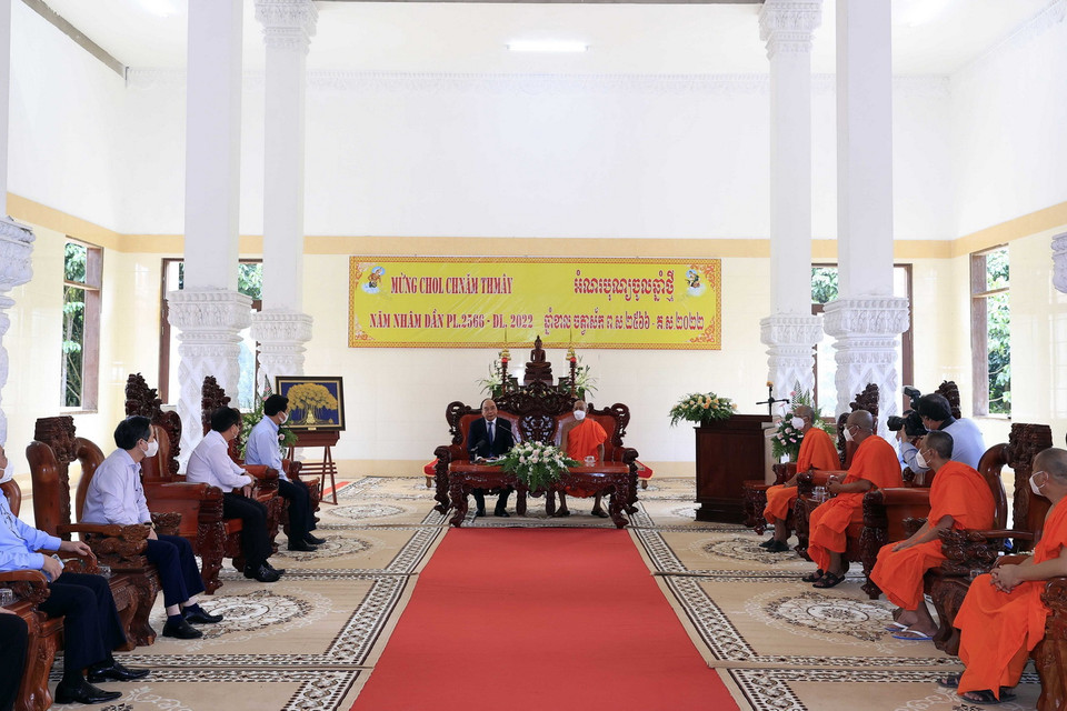 Chủ tịch nước nói chuyện với các vị chư tăng của Học viện Phật giáo Nam tông Khmer nhân dịp Tết cổ truyền Chôl Chnăm Thmây của đồng bào Khmer Nam bộ. (Ảnh: Thống Nhất/TTXVN)