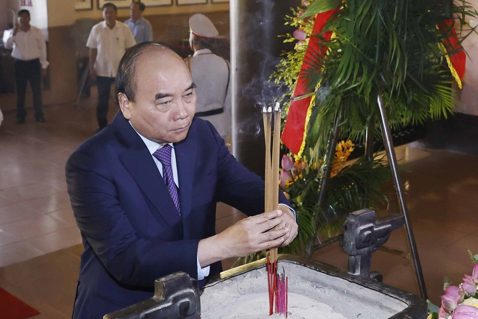 Chủ tịch nước Nguyễn Xuân Phúc dâng hương tại Khu văn hóa tưởng niệm Bác Hồ. (Ảnh: Thống Nhất/TTXVN)