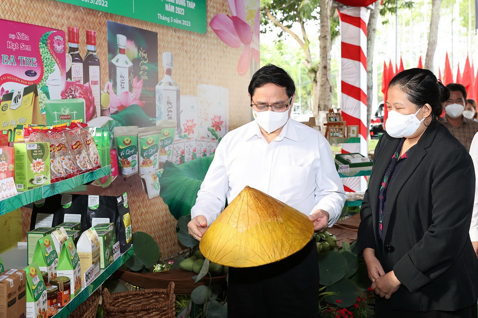  Thủ tướng Phạm Minh Chính tham quan trưng bày các sản phẩm nông nghiệp. (Ảnh: Dương Giang/TTXVN)