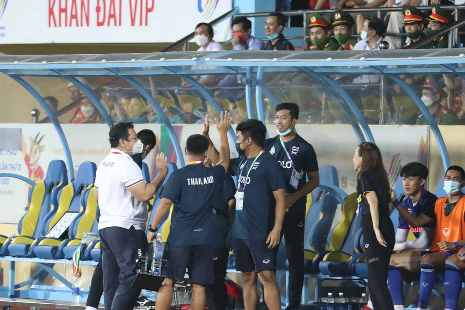 Ban huấn luyện U23 Thái Lan ăn mừng bàn thắng mở tỷ số của tiền vệ Benjamin James Davis (17) ở phút 45+1. (Ảnh: Thanh Tùng/TTXVN)