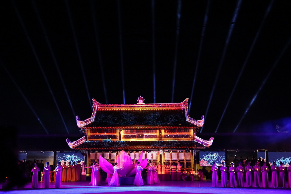 Một tiết mục trong chương trình nghệ thuật “Khát vọng hòa bình” tri ân các anh hùng, liệt sỹ. (Ảnh: Hoàng Hiếu/TTXVN) 