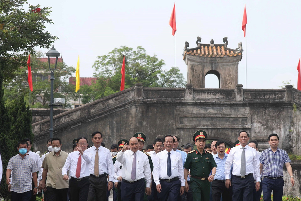 Chủ tịch nước Nguyễn Xuân Phúc tham quan Thành cổ Quảng Trị. (Ảnh: Thống Nhất/TTXVN)