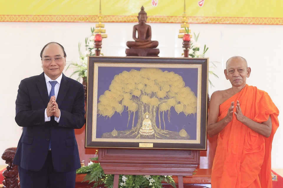 Chủ tịch nước Nguyễn Xuân Phúc tặng quà lưu niệm cho Học viện Phật giáo Nam tông Khmer. (Ảnh: Thống Nhất/TTXVN)