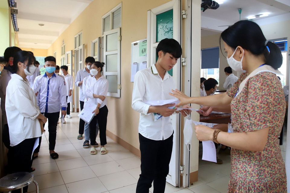  Cán bộ coi thi tại Hội đồng coi thi THPT Thanh Thủy, tỉnh Phú Thọ gọi thí sinh vào phòng thi. (Ảnh: Trung Kiên/TTXVN)